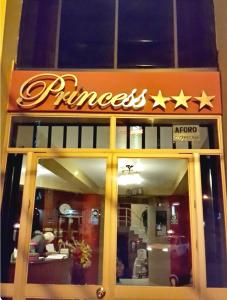 塔克纳PRINCESS的前面有标牌的餐厅