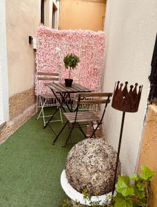 希尔蒂盖姆Chez Régine, 45m2 privés的庭院配有桌椅和植物