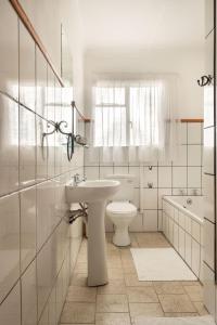 MiddelburgKaroo Country Inn的白色的浴室设有卫生间和水槽。