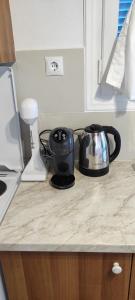 OlymposΦωλιά的厨房柜台配有茶壶和烤面包机