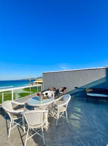 卡波布里奥Central Praias III的一个带桌椅的庭院和海滩