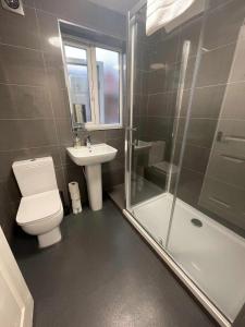 利物浦RYAN I AIR I BNB - 147-153 Mill Street - Free Parking的浴室配有卫生间、盥洗盆和淋浴。