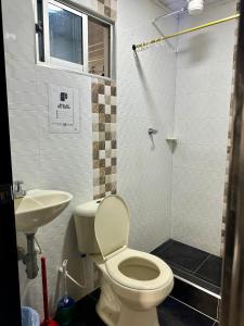 波哥大Departamento amoblado en Kennedy central的一间带卫生间和水槽的浴室