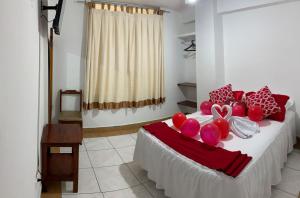 阿塔卡梅斯HOTEL PAL-MAR的一间卧室配有一张带气球的床。
