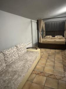 波德戈里察Hostel Lejla的客厅配有沙发和1张床