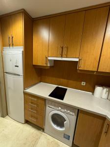 马德里Hotelly Atocha的厨房配有洗衣机和洗碗机。