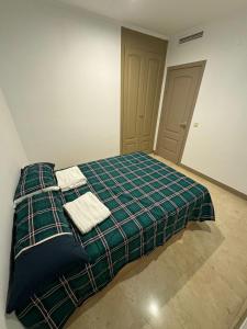 马德里Hotelly Atocha的一间卧室配有一张床,上面有两条毛巾