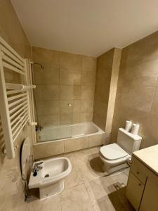 马德里Hotelly Atocha的浴室配有卫生间、浴缸和水槽。