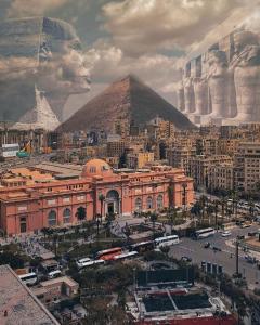 开罗tourist hotels cairo downtown的享有城市景观,设有一座建筑和一座金字塔