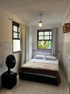 欧鲁普雷图Hostel Uai的一间卧室设有一张床和一个窗口