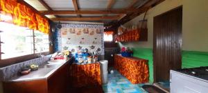 马太AerowView Home Retreat的厨房配有水槽和台面
