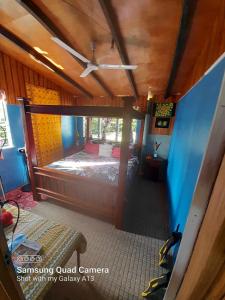 马太AerowView Home Retreat的一间卧室配有一张床和吊扇