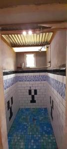 马太AerowView Home Retreat的浴室铺有瓷砖地板,设有窗户。