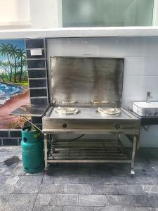 清化Villa Bình Minh的上面有食物的烧烤