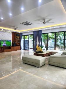 清化Villa Bình Minh的客厅配有两张沙发和一台电视机