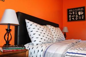 HintonRiverfront Property in NRG National Park near Sandstone Falls- Wi-Fi, Pet-Friendly的一间卧室配有一张橙色墙壁的床