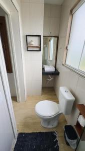 帕苏迪托雷斯Bella Praia Apartamento Remo的浴室配有白色卫生间和盥洗盆。