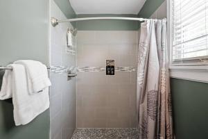 里士满Private House + Yard Central Location to all RVA的带淋浴和浴帘的浴室