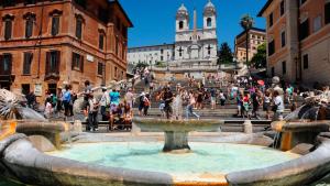 罗马Eden LUXURY ROMA的城市中心一个有一群人的喷泉