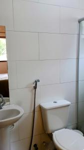 卡西米鲁-迪阿布雷乌Pousada Casa da montanha的一间带卫生间和水槽的浴室