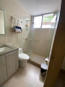 SamborondÃ³nMinisuite entrada lateral, seguridad y privacidad的带淋浴、卫生间和盥洗盆的浴室
