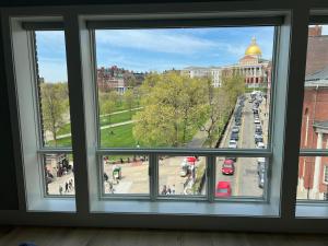 波士顿The Monty Boston的从窗户可欣赏到城市美景