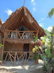 Locaroc8 Star Paradise的海滩上带草屋顶的小屋