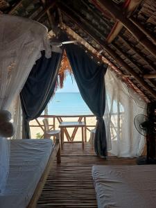 Locaroc8 Star Paradise的海景客房 - 带床铺