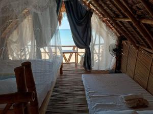 Locaroc8 Star Paradise的一间卧室配有一张床,享有海景