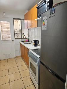 拉塞雷纳Departamento Puertas del Mar的厨房配有不锈钢冰箱和炉灶。