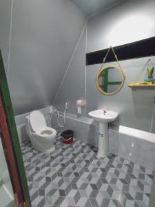 An Vĩnh PhướngHomestay Hang Câu的一间带卫生间和水槽的浴室