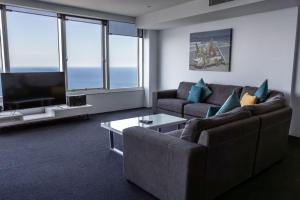 黄金海岸Q1官方度假村 的带沙发和平面电视的客厅