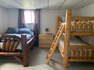 贾斯珀316帕特里夏街公寓的一间卧室配有两张双层床和一张床