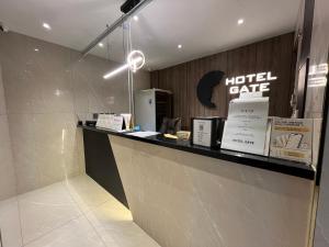 仁川市Hotel Gate的墙上的酒店柜台,上面有酒店咖啡厅的标志