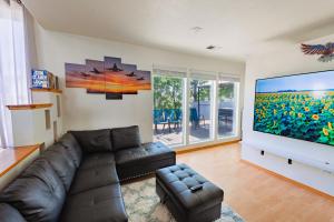 斯波坎The Salish Home的带沙发和大屏幕电视的客厅