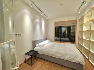 上海ZHome-外滩绝美景观一线江景四卧公寓的一间卧室设有一张大床和一个窗户。
