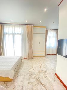 Hòa BìnhMia homestay - Vinhomes Ocean Park 2 - 3的一间卧室配有一张铺有大理石地板并配有窗户的床。