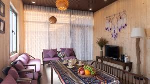 Minrong SekangLa Fleur Glamping的客厅里设有一张桌子,上面放着一碗水果