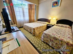 金马仑高原罗萨帕萨德纳极度的酒店客房配有两张床和一张书桌