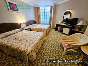 金马仑高原罗萨帕萨德纳极度的酒店客房,设有两张床和镜子