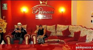 塔克纳PRINCESS的坐在红色沙发上的男人和女人
