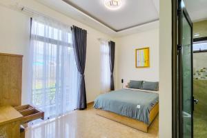 大叻Mai DiaMond Hotel的一间卧室设有一张床和一个大窗户