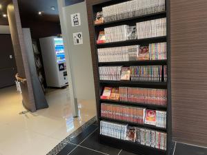 御殿场市广场酒店(Hotel Square FujiGotemba)的商店里装满dvd的书架
