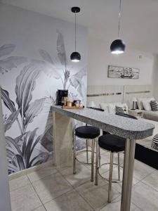 圣达菲Diseño y confort Monoambiente a pasos del Río!的一间厨房,内设一个柜台和凳子
