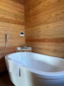 嬬恋村Kita Karuizawa Morino Takibi NO6的浴室配有白色浴缸和水槽