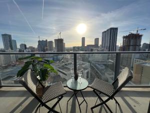 迈阿密Luxury Waterfront Residences - near Kaseya Center的美景阳台配有一张桌子和两把椅子