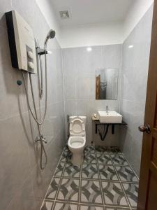 贡布HOLY VILLA 4rooms, 5beds, 6baths, 1KCH, 1LR riverside private villa的一间带卫生间和水槽的浴室