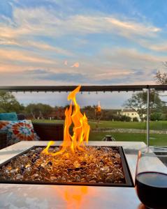 阿尔加德萨Casa del Golf的桌上的火坑,佐以一杯葡萄酒