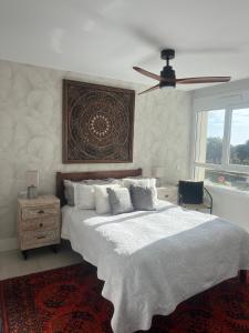 阿尔加德萨Casa del Golf的卧室配有一张白色大床和吊扇