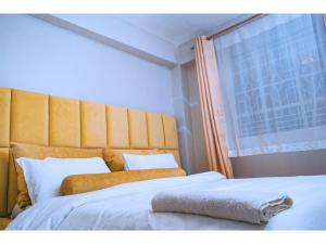 KisiiCH Deluxe Apartments Kisii的一间卧室设有两张床和窗户。